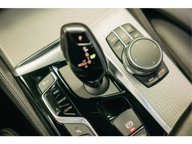 BMW 5 Serie 540i High Executive Edition 2019 Benzine 31