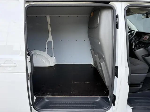 Volkswagen Transporter 2.0 TDI L1H1 28 2021 Diesel 27