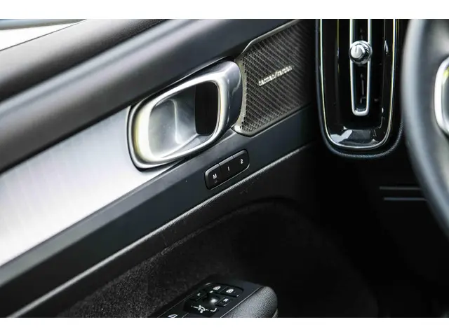 Volvo XC40 2.0 B4 Plus Dark 2024 Benzine 25