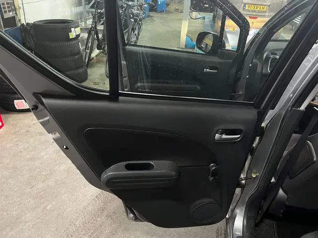 Suzuki Splash 1.0 VVT Exclusive EASSS 2013 Benzine 23