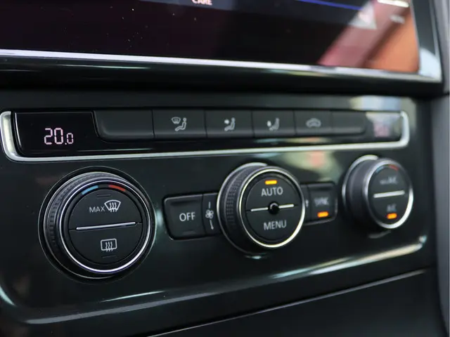 Volkswagen Golf 1.0 TSI Highline R-line 2017 Benzine 53