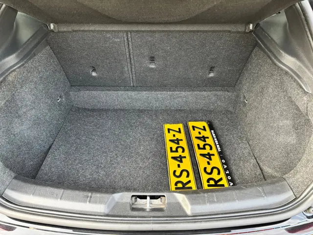 Volvo V40 2.0 T4 R-Design 2018 Benzine 7