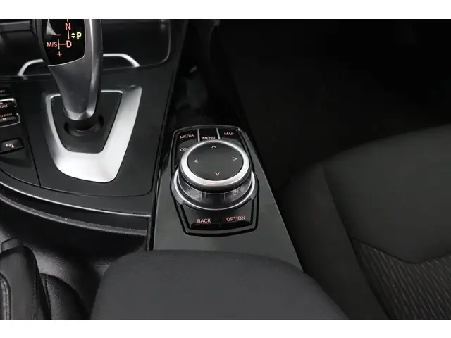 BMW 3 Serie Touring 320i Executive 2018 Benzine 25