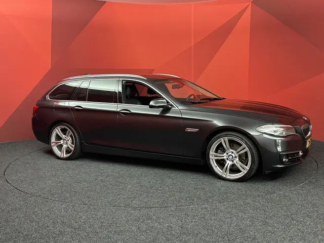 BMW 5 Serie Touring 520i Luxury Edition 2014 Benzine 18