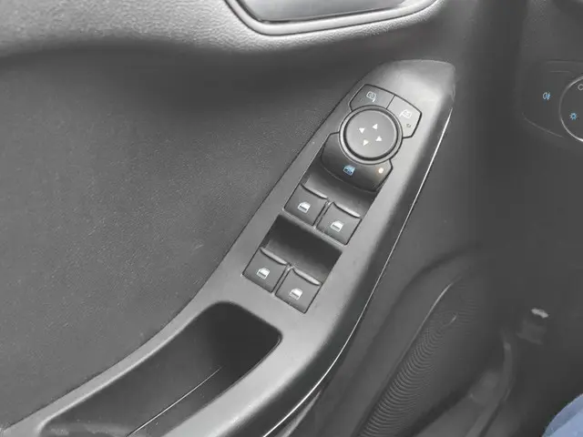 Ford Fiesta 1.0 EcoBoost Hybrid Titanium 2023 Benzine 12