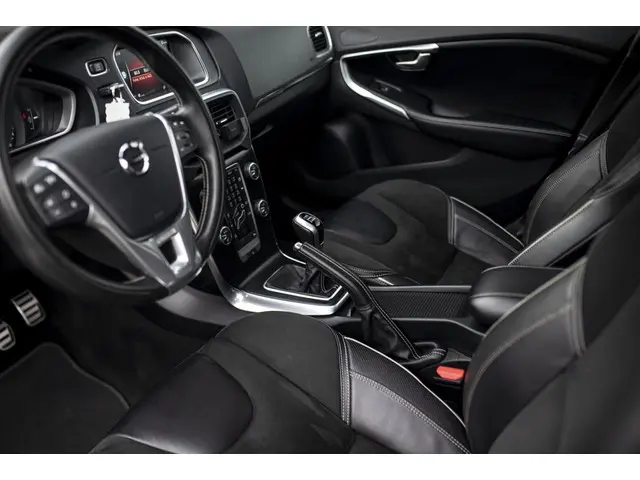 Volvo V40 T3 Benzine R-Design 2017 Benzine 18