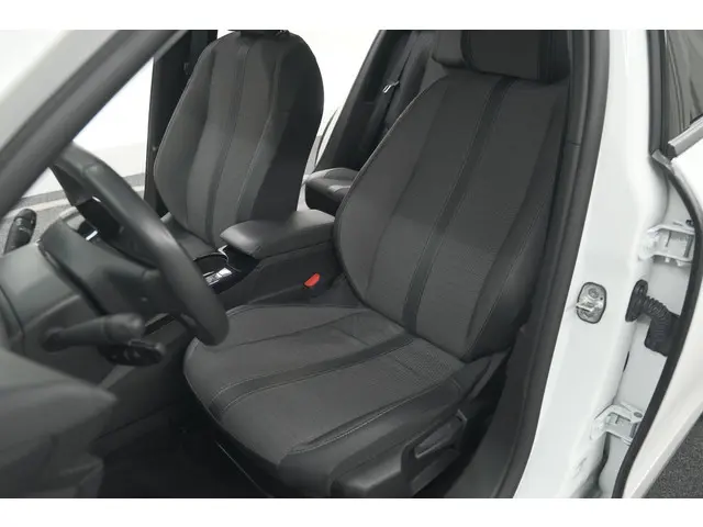 Peugeot 2008 PureTech 102 Allure Pack 2023 Benzine 23