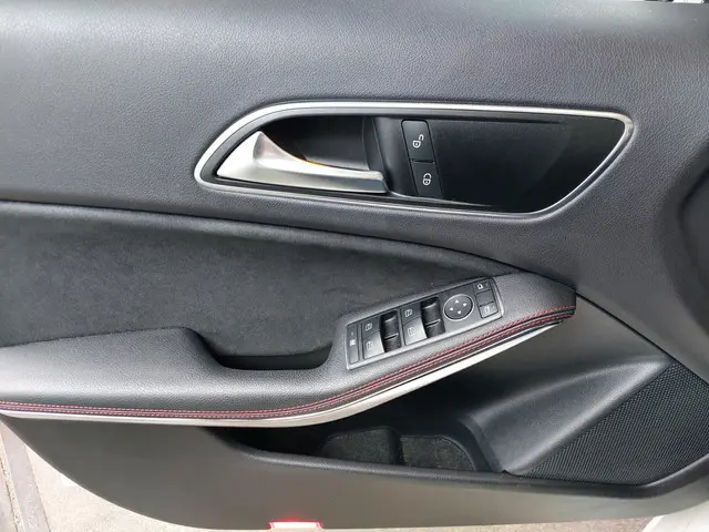 Mercedes-Benz A-Klasse 180 Ambition AMG 2016 Benzine 24
