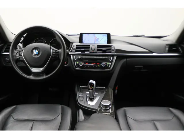 BMW 3 Serie 320i High Executive 2015 Benzine 2