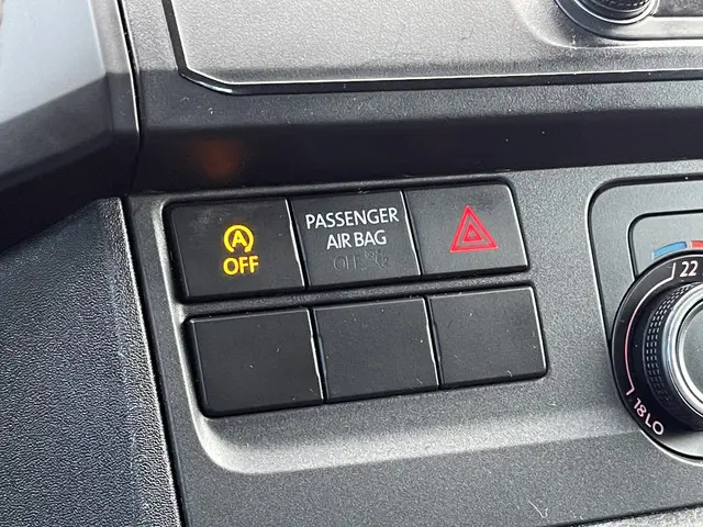 Volkswagen Transporter 2.0 TDI L2H1 DC 2017 Diesel 18