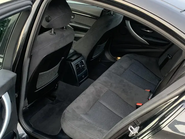BMW 3 Serie 330e 2016 Hybride Benzine 11
