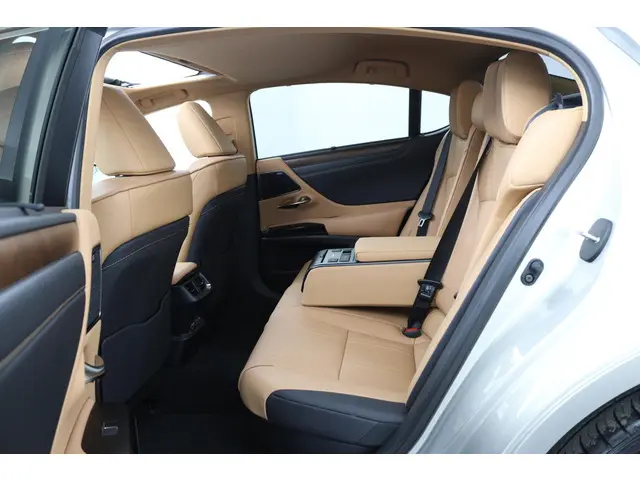 Lexus ES 300h President Line 2025 Hybride Benzine 36