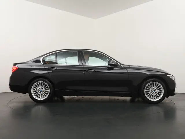 BMW 3 Serie 320i Luxury Edition 2019 Benzine 8