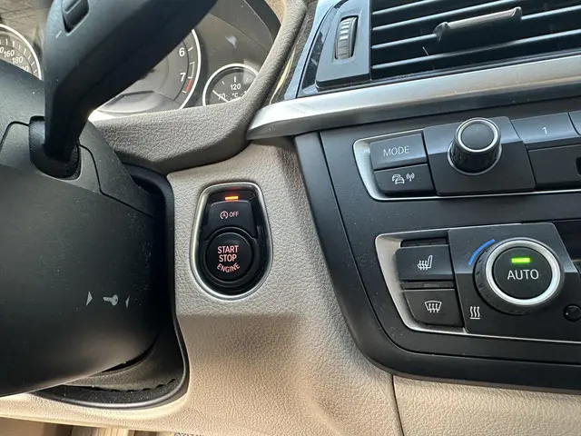 BMW 3 Serie 320i Executive 2013 Benzine 14