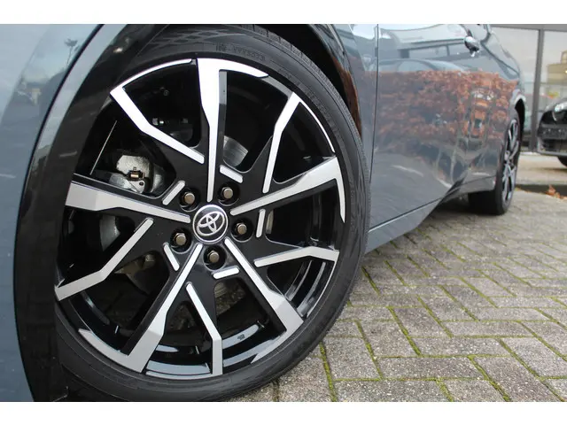 Toyota Prius 2.0 Plug-in Executive 2024 Hybride Benzine 12