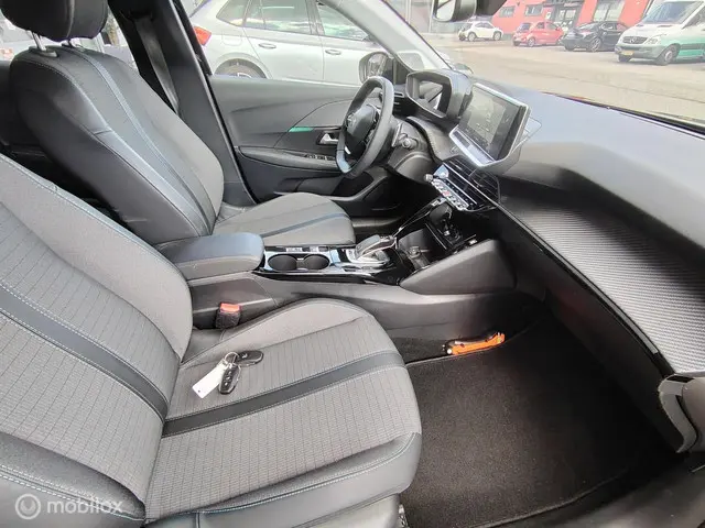 Peugeot 208 1.2 Automaat 130PK. Schade auto 2021 Benzine 10