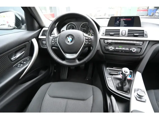 BMW 3 Serie 316i Business 2015 Benzine 26