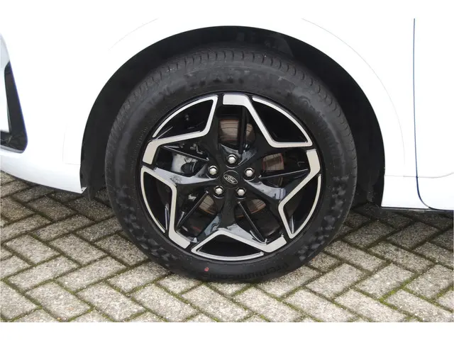 Ford Kuga 2.5 PHEV 243pk ST-Line 2024 Hybride Benzine 10