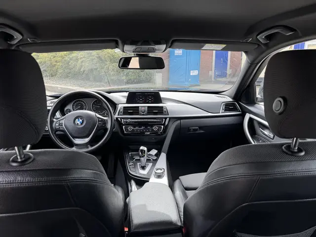 BMW 3 Serie 320i Corporate Lease Executive 2017 Benzine 25