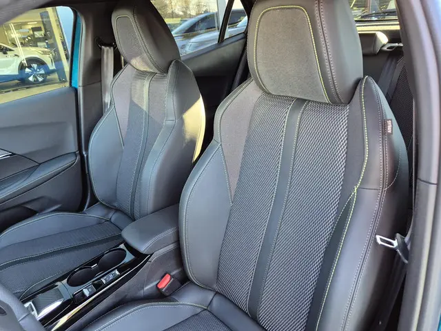 Peugeot 2008 1.2 Hybrid 145 GT 2025 Hybride Benzine 30