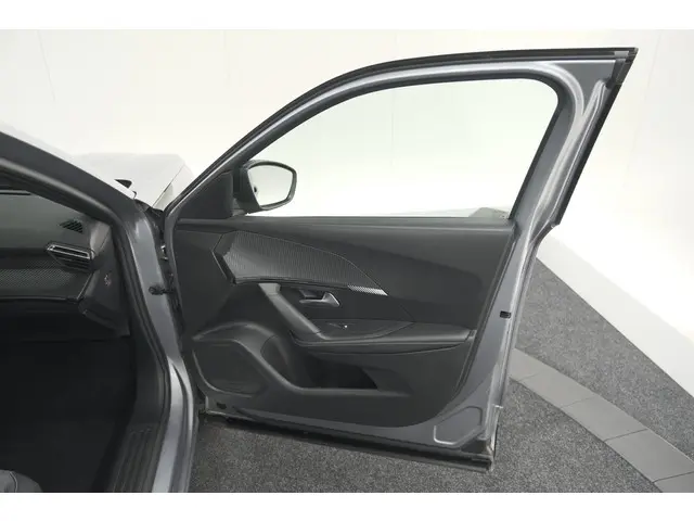 Peugeot 2008 PureTech 100 Allure 2024 Benzine 64