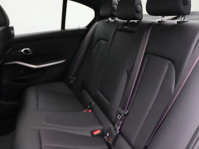 BMW 3 Serie 320i Sedan 2025 Benzine 21