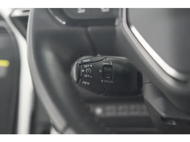 Peugeot 2008 PureTech 130 Allure 2020 Benzine 35