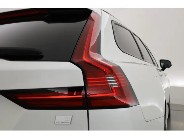 Volvo V90 2.0 T8 Recharge R-Design 2022 Hybride Benzine 37