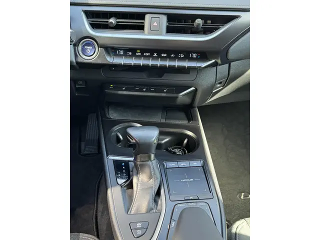 Lexus UX 250h Preference Line 2022 Hybride Benzine 19