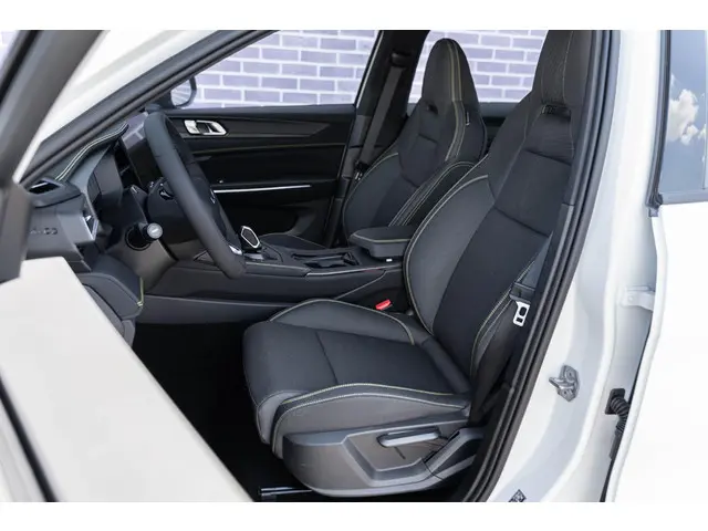 Lynk & Co 01 1.5 Core 2025 Hybride Benzine 28