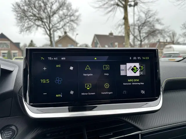 Peugeot 2008 1.2 Hybrid 145 PK GT 2025 Hybride Benzine 23