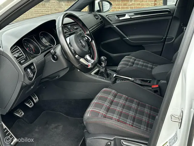 Volkswagen Golf 2.0 GTI AIRCO/CAMERA/MF-STUUR 2017 Benzine 12