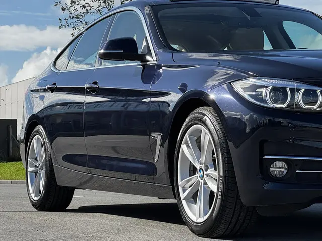 BMW 3 Serie 320i xDrive High Executive 2020 Benzine 8