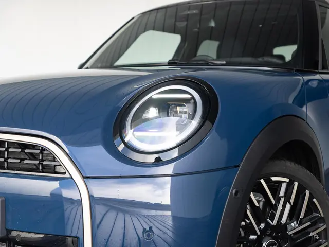 MINI 5-Deurs Cooper C Favoured 2025 Benzine 13