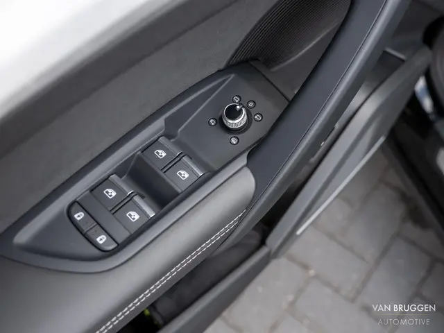 Audi Q5 55 TFSI e S-Line 2022 Hybride Benzine 43