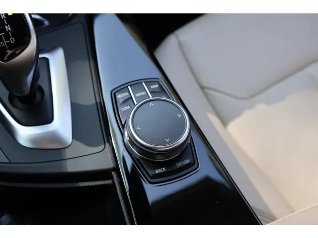 BMW 3 Serie GT 320i High Executive 2020 Benzine 22