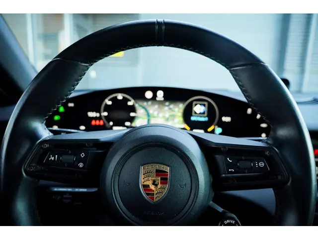 Porsche Taycan Performance 84 kWh 2021 Elektrisch 17