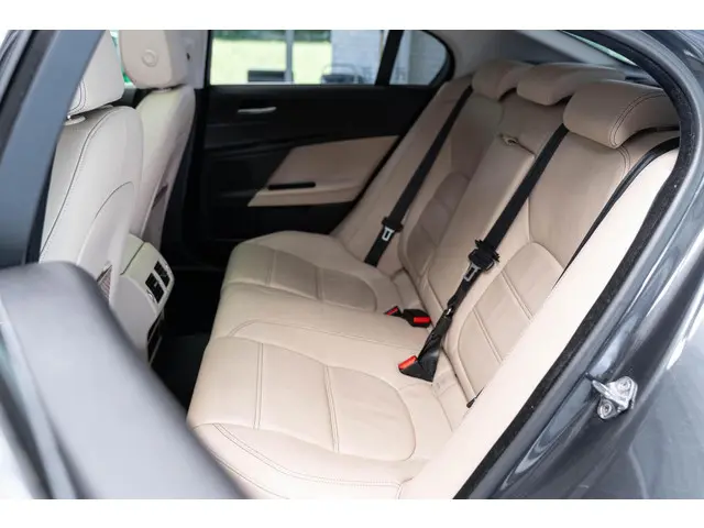 Jaguar XE 2.0 D Pure Leder Panorama 2018 Diesel 40