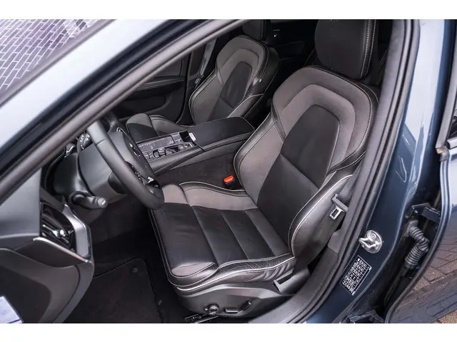 Volvo V60 T6 Recharge AWD R-Design 2022 Hybride Benzine 22