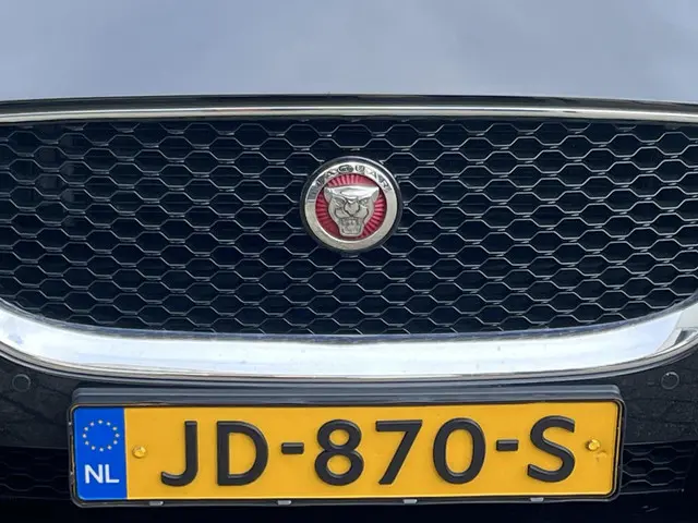 Jaguar XE 2.0 Portfolio 2015 Benzine 44