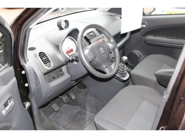 Suzuki Splash 1.0 VVT Comfort 2012 Benzine 8