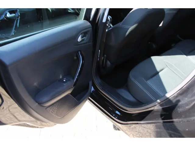 Peugeot 208 1.2 PureTech Allure 2016 Benzine 16