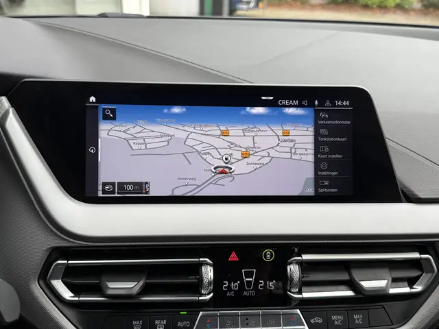 BMW 1 Serie 118i Executive Edition 2020 Benzine 18