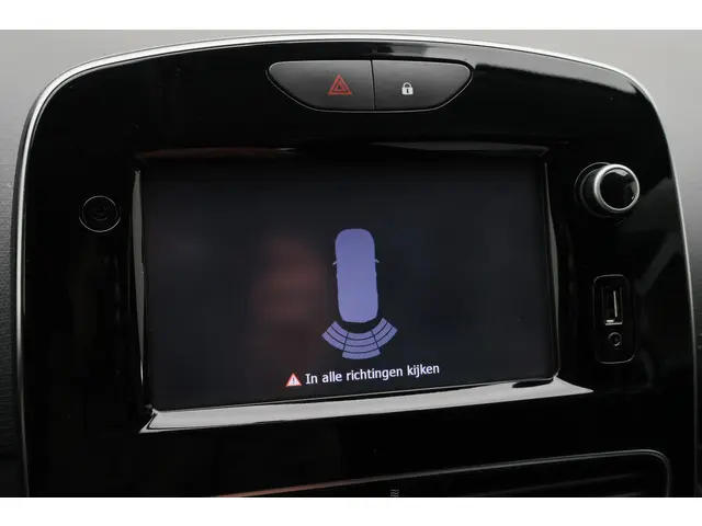 Renault Clio Estate 0.9 TCe Limited 2018 Benzine 32