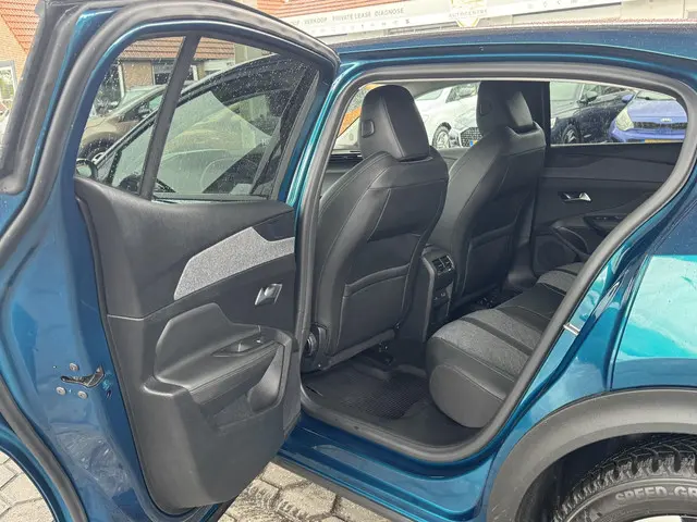 Peugeot 408 1.6 HYbrid GT 180 EAT8 2023 Hybride Benzine 17