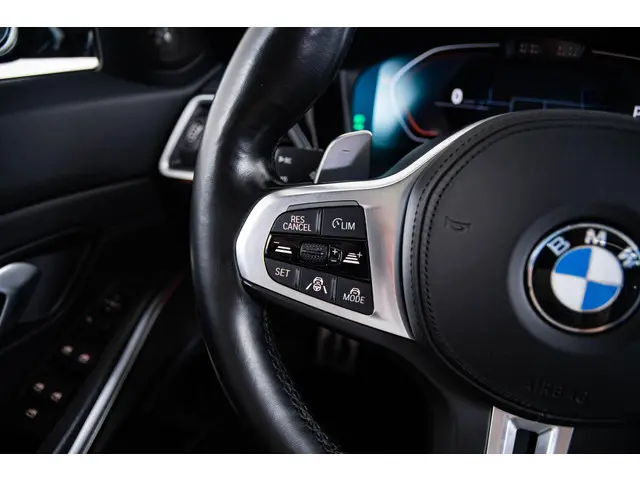 BMW 3 Serie Touring 330i Executive Edition 2020 Benzine 46