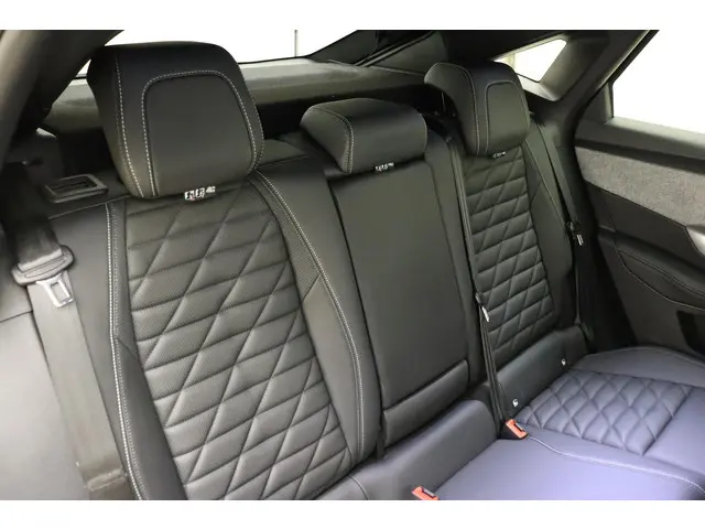 Peugeot e-3008 GT 73 kWh 2024 Elektrisch 16
