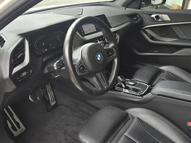 BMW 1 Serie 118i High M SPORT 2020 Benzine 4