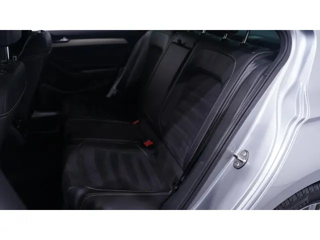 Volkswagen Passat 1.5 TSI R-Line Business + 2020 Benzine 45