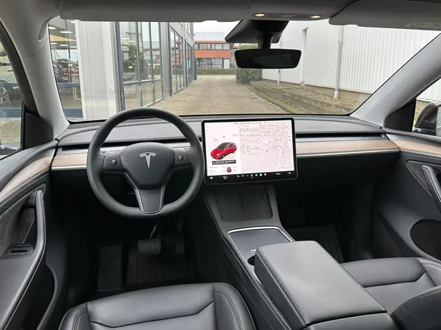 Tesla Model Y 3
